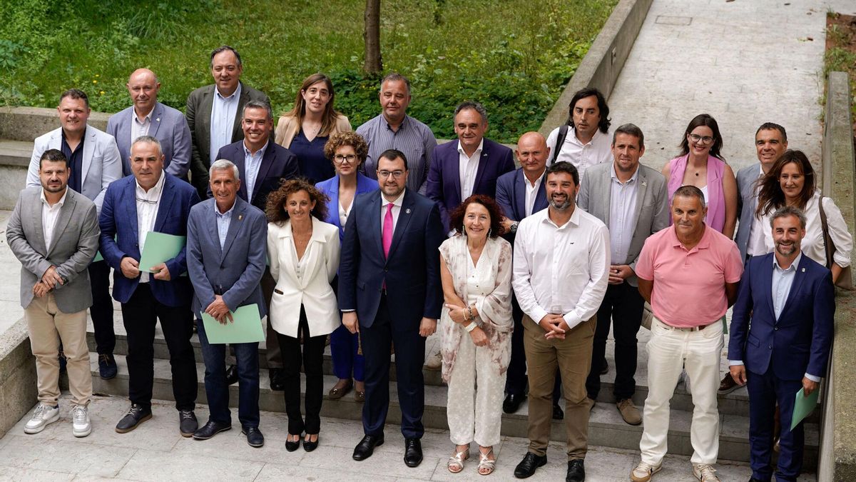 El presidente del Principado de Asturias, Adrián Barbón, con la consejera de Educación, Eva Ledo (a su izquierda) y los representantes de los ayuntamientos firmantes.