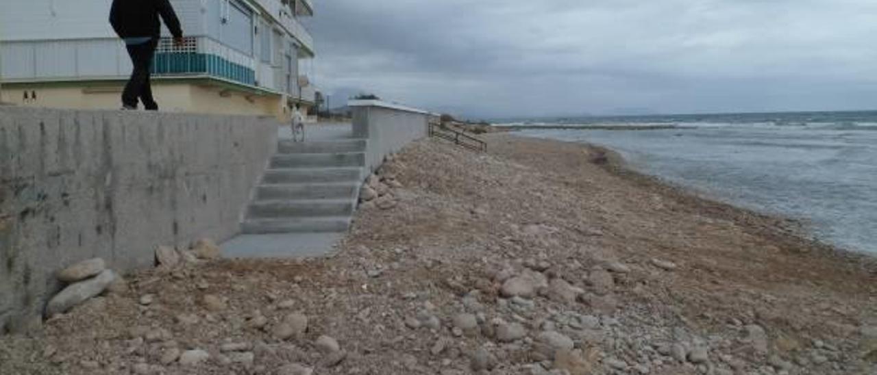 Costas acaba la reconstrucción del paseo tras ampliar la playa para evitar la erosión