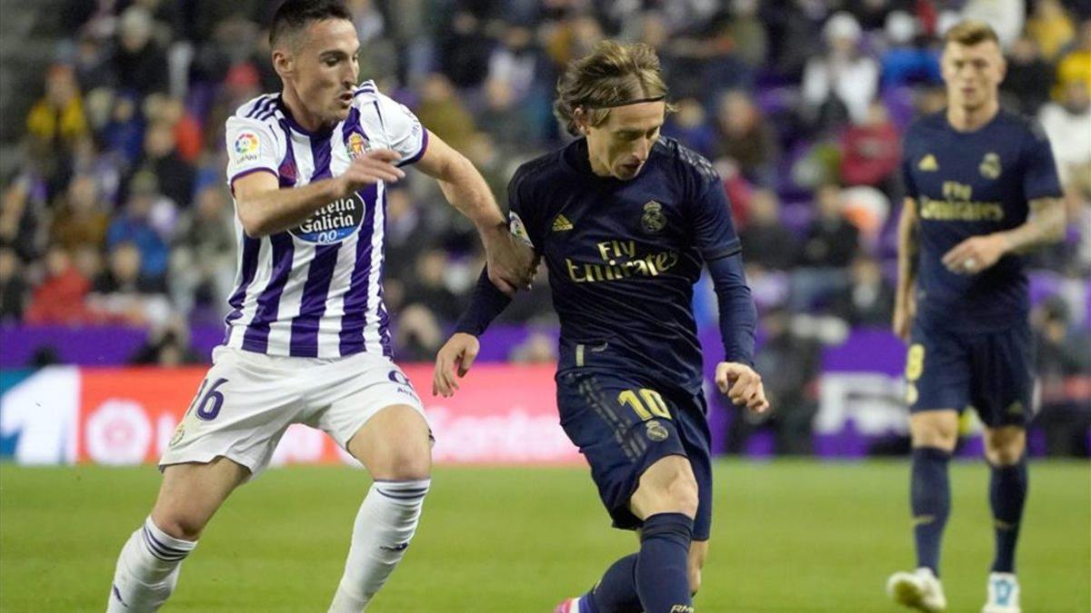 Modric pugna por un balón con un jugador del Valladolid