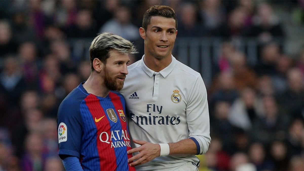 Leo Messi y Cristiano Ronaldo durante el Barça-Real Madrid de la Liga 2016/17 en el Camp Nou