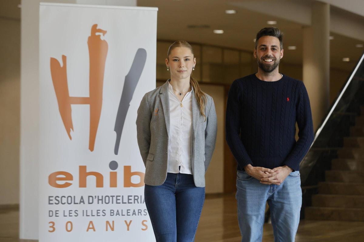 Natalia Munar y el jefe de estudios de la Escola d'Hoteleria de les Illes Balears, Aitor Martínez
