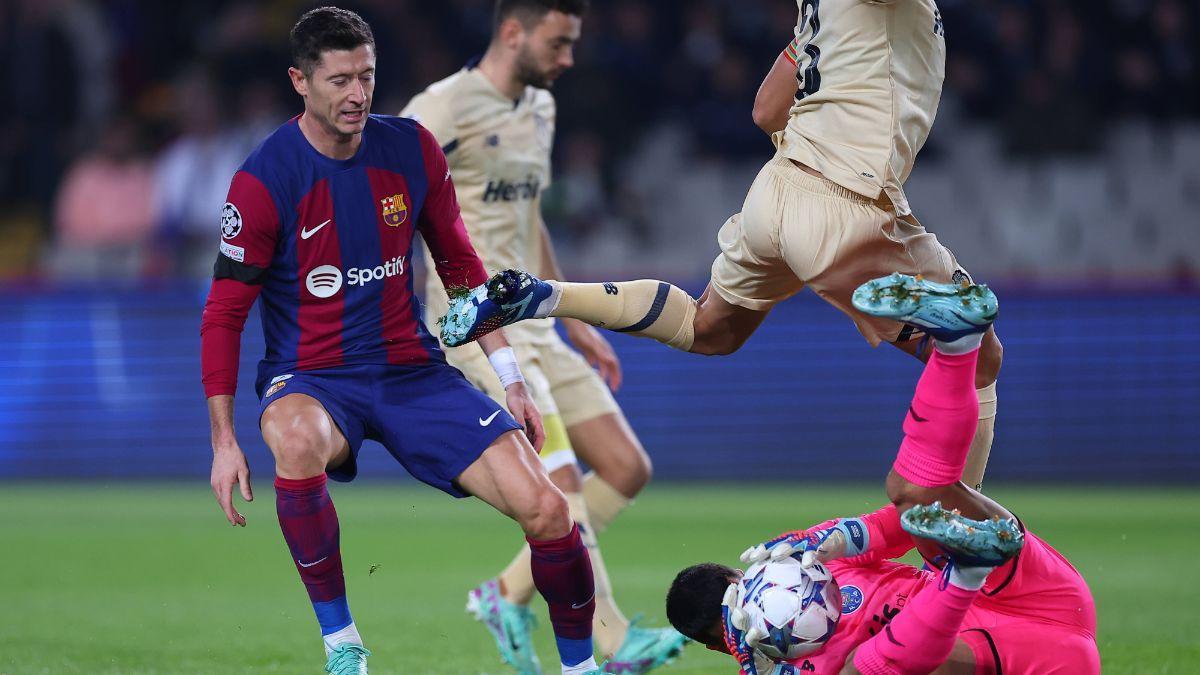 Lewandowski en una acción del partido contra el Oporto