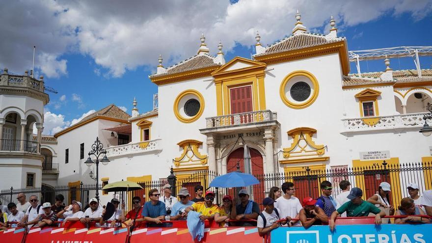 VÍDEO | La Vuelta a España enseña al mundo una Sevilla volcada con el ciclismo: "Sería una maravilla que viniera cada año"