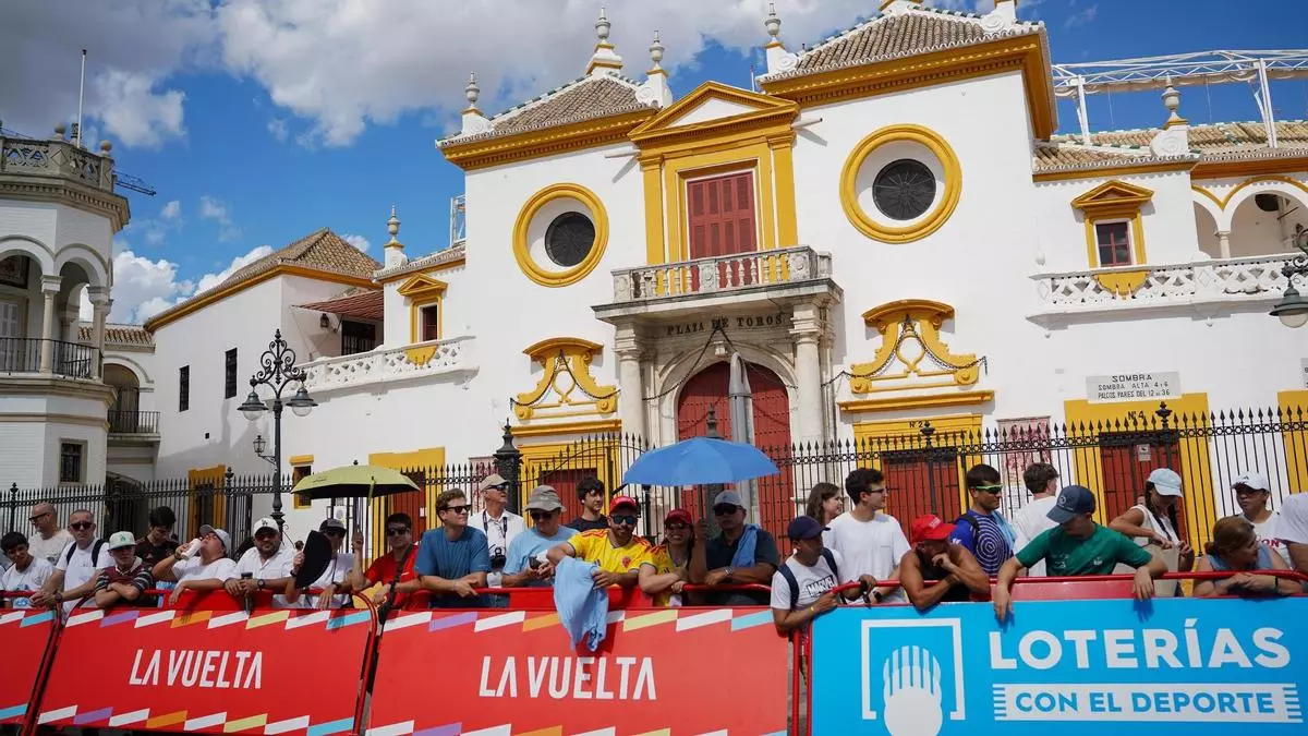 VÍDEO | La Vuelta a España enseña al mundo una Sevilla volcada con el ciclismo: "Sería una maravilla que viniera cada año"
