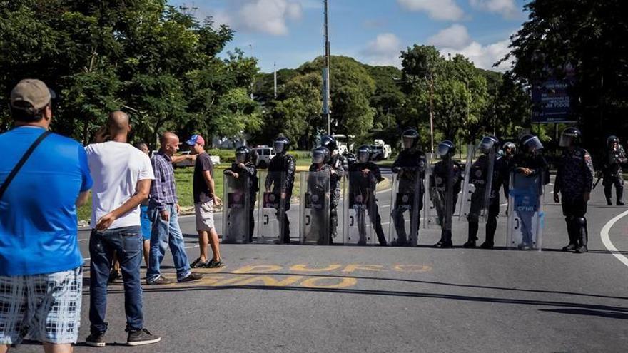 Los militares impiden el paso de diputados opositores al Parlamento venezolano