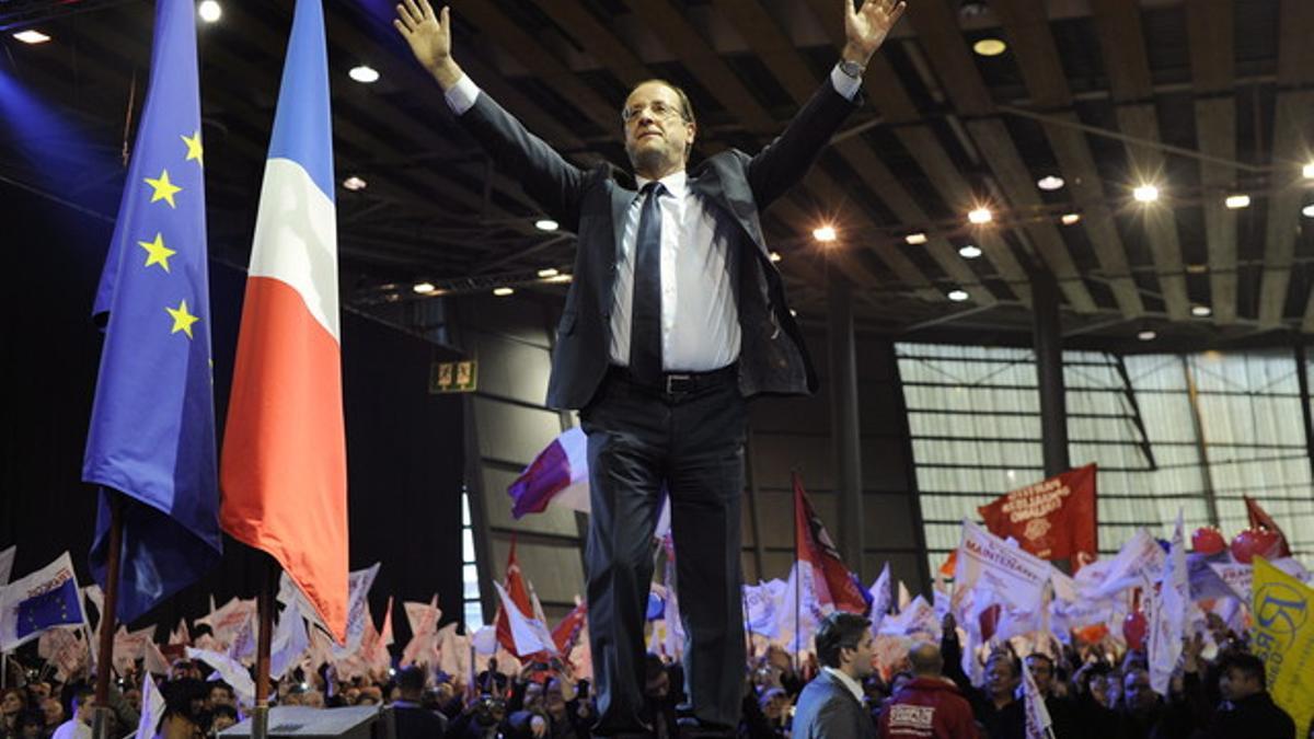 François Hollande saluda a la multitud asistente a un acto de campaña, el martes en Lille.