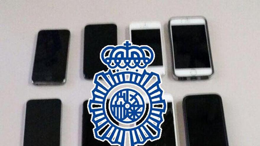 Algunos de los móviles recuperados por la policía.