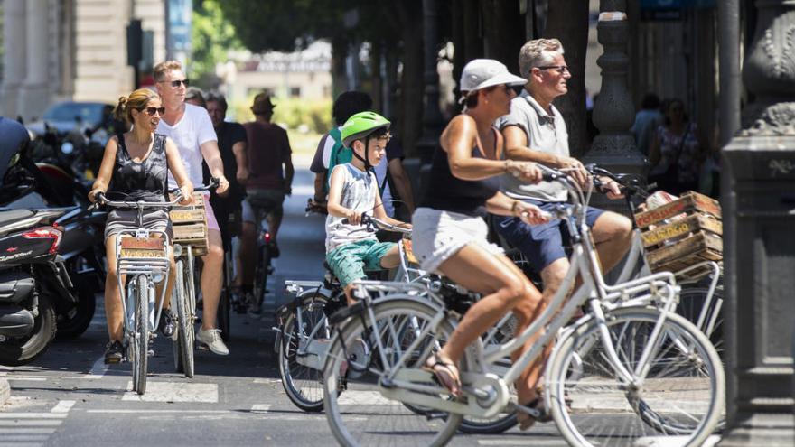 El número de usuarios de bicicletas ha aumentado en la ciudad.