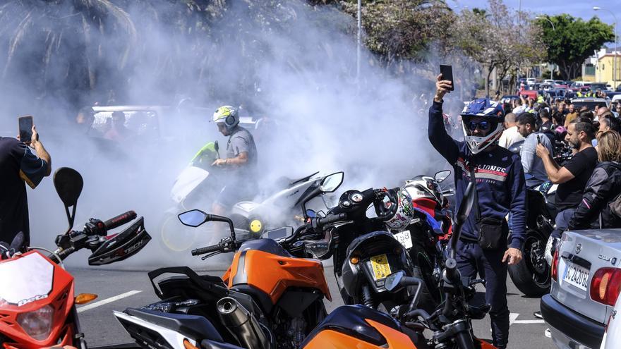 Los moteros de Gran Canaria queman rueda en memoria de Demetrio y Borja