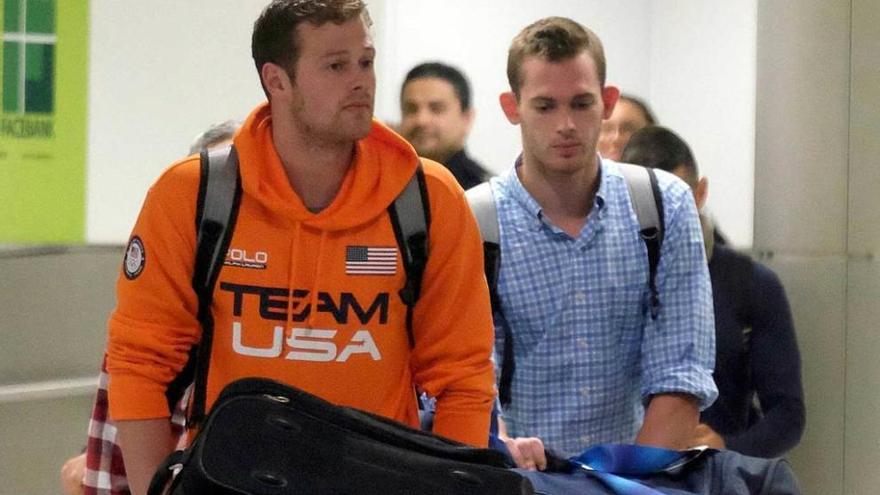 Jack Conger y Gunnar Bentz, a su llegada al aeropuerto de Miami.