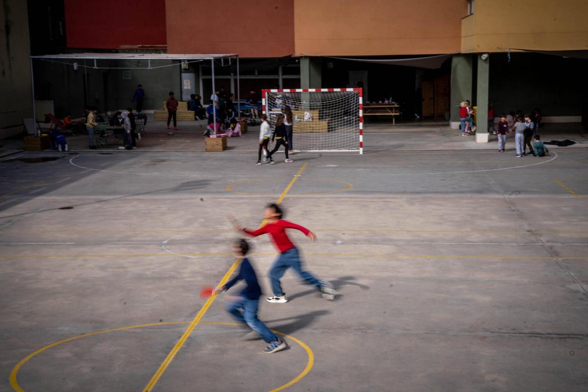 Niños jugando en el patio del colegio, en Barcelona, este curso.