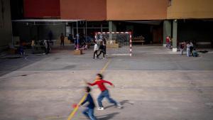 Niños jugando en el patio del colegio, en Barcelona, este curso.