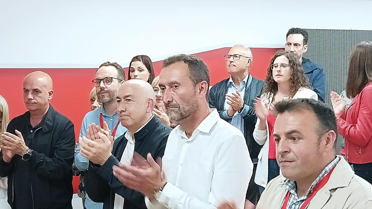 Carlos González, en el centro, recibiendo el aplauso de sus compañeros