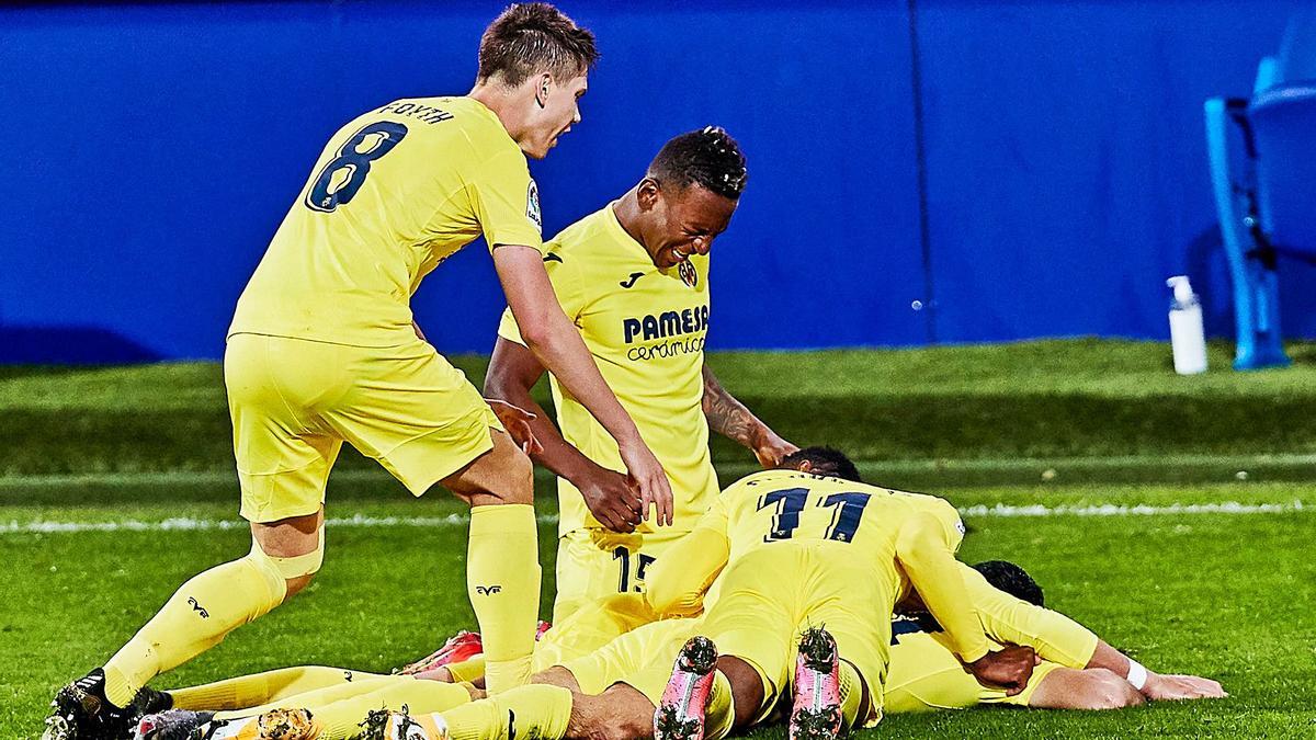 Pedraza celebra el tercer gol del Villarreal junto a sus compañeros, ayer en Ipurua.  | AFP7/EUROPA PRESS