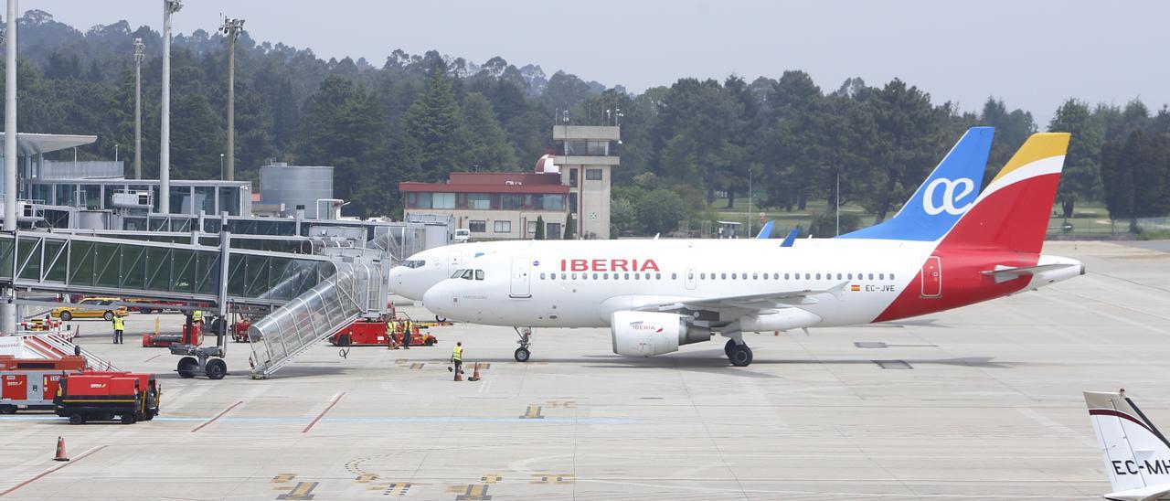 Un avión de Iberia y otro de Air Europa en el aeropuerto de Vigo.