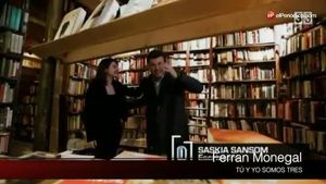 Saskia amb Ramon, a la llibreria ’Shakespeare & Co’, de París (El 33).
