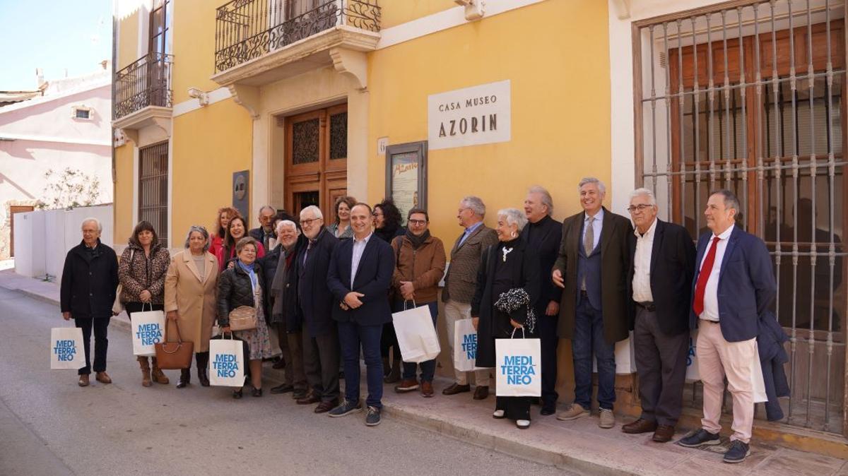 Los miembros del CVC frente a la Casa Museo Azorín