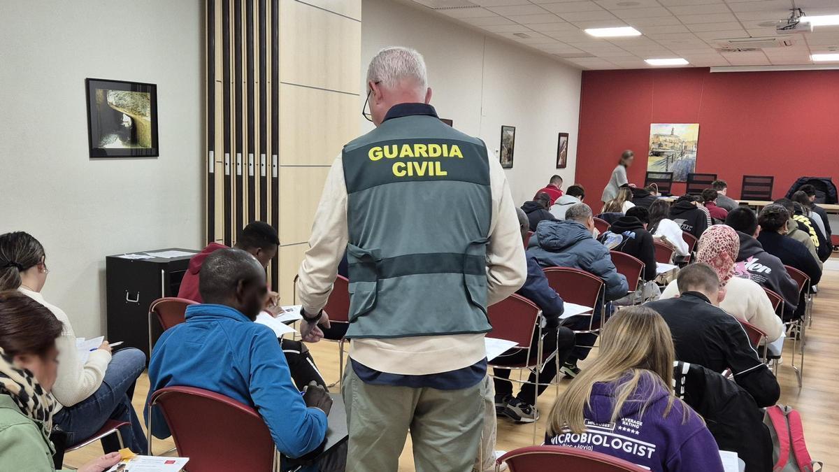 La detención se produjo durante la realización del examen.