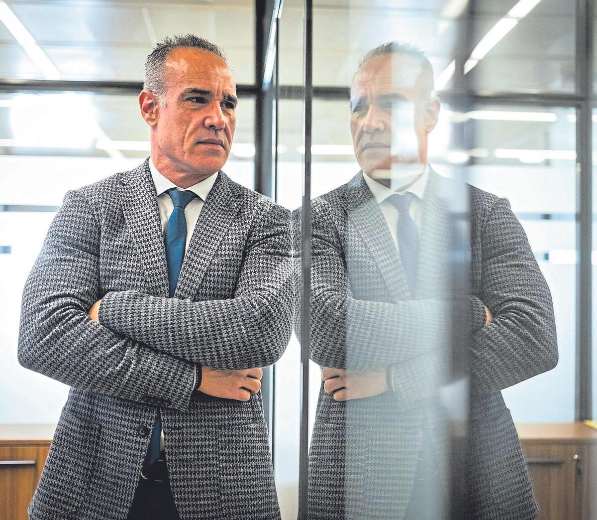 El comisionado del REF, José Ramón Barrera, en su despacho de Santa Cruz de Tenerife.