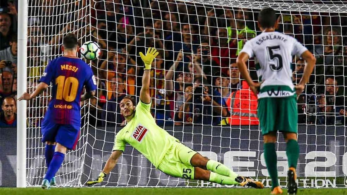 Messi, en el momento de transformar un penalti contra el Eibar en el Camp Nou (6-1) el 19 de septiembre de 2017