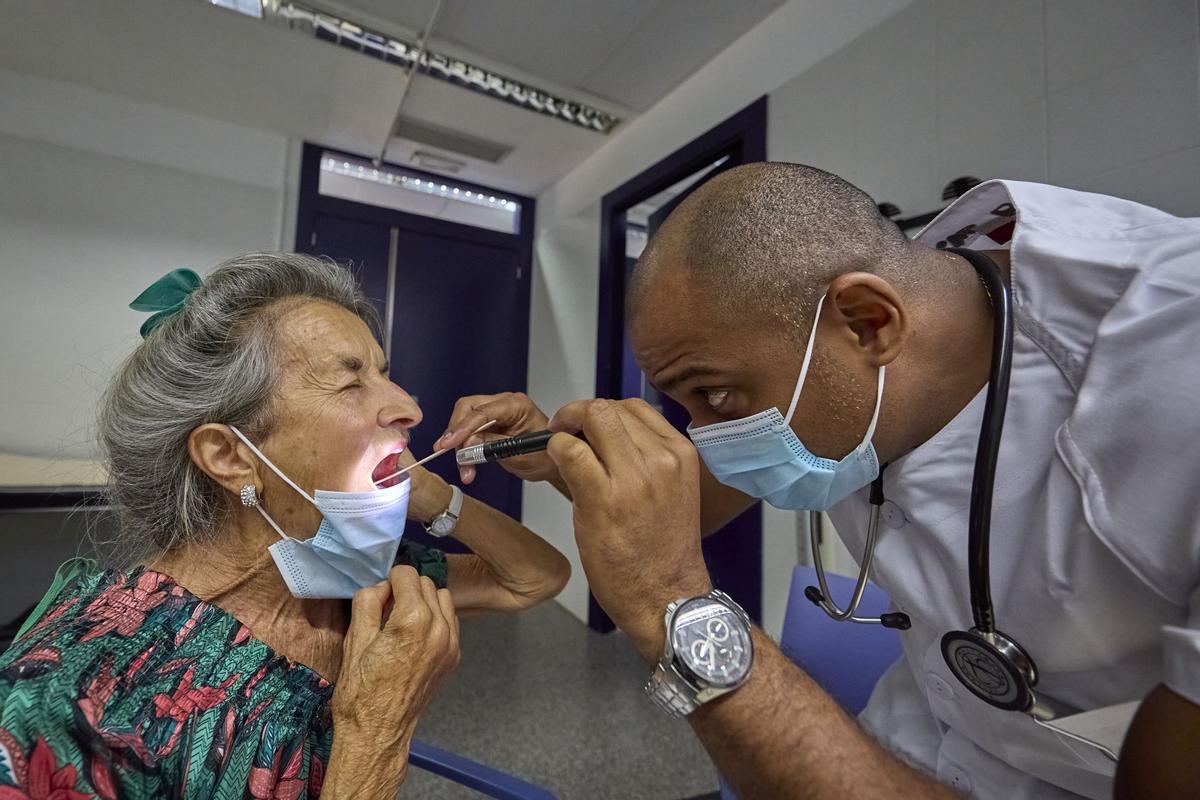 Michelle, una paciente francesa con dolor de garganta.