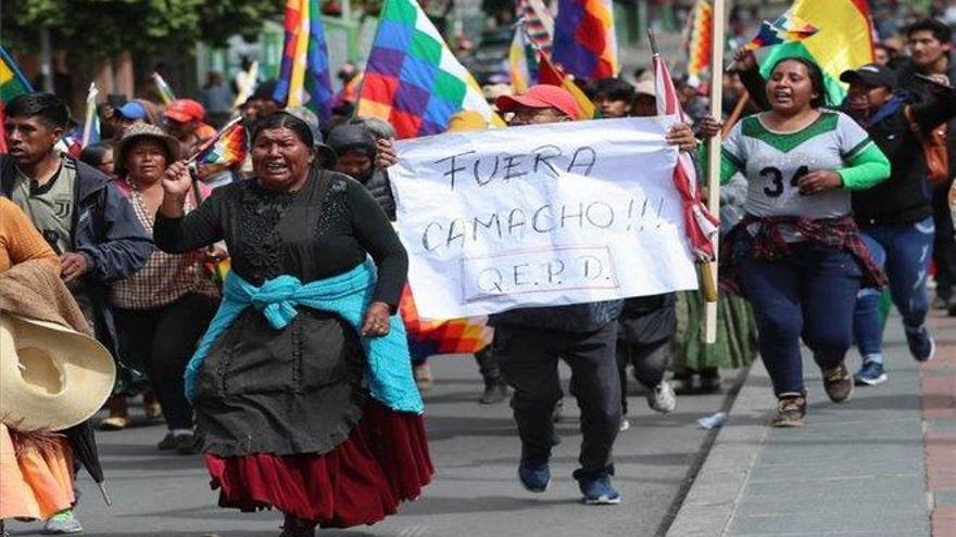 Indígenas en Bolivia piden el regreso de Evo Morales con la &#039;whipala&#039; como estandarte