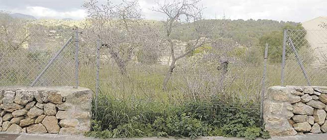 Portal de acceso al solar en el que se ubica la cueva que será protegida.