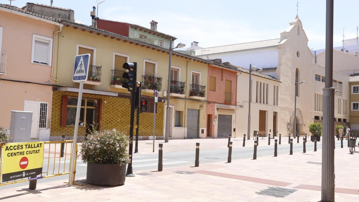 La plaza de la Duquessa Maria Enríquez, con la señal lista para cerrarla al tráfico