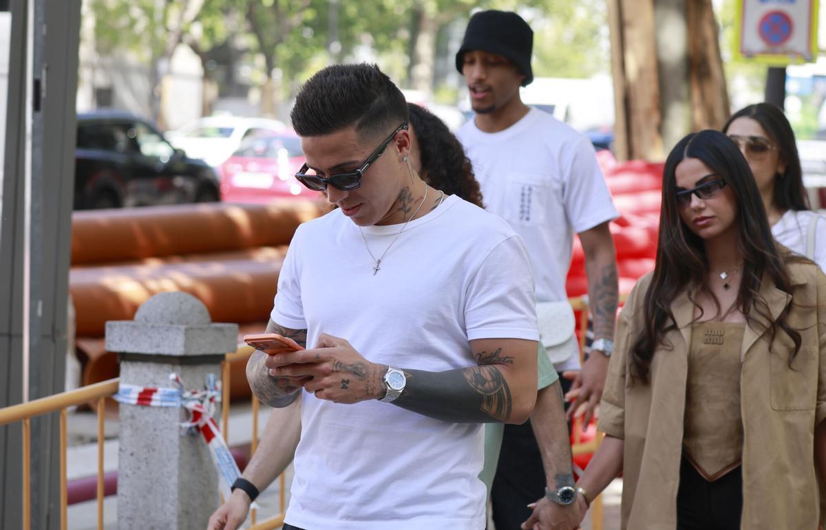 Enzo Fernández junto a sus compañeros de equipo, Marc Cucurella y João Pedro pasean por las calles de Madrid este 27 de abril