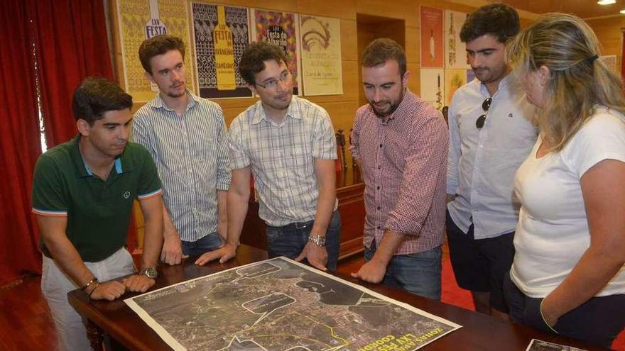 Abal, tercero por la izquierda, junto a los miembros del Juventud y del Refugio.