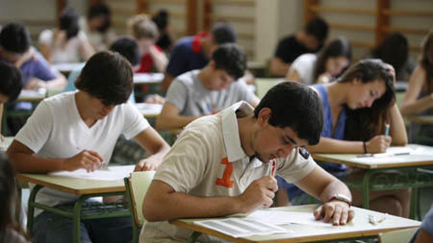 Examen de selectividad del 9 de junio en el instituto Santa Maria.