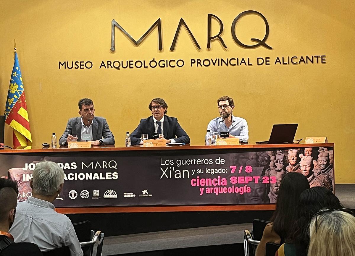 Manuel Olcina, director del MARQ; Juan de Dios Navarro, diputado de Cultura, y Marcos Martinón-Torres, comisario de la exposición, en la apertura de las jornadas.