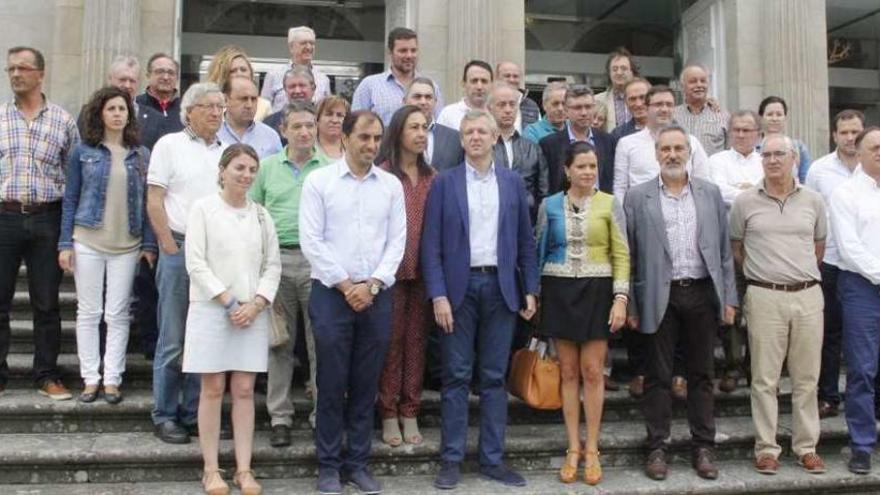 El presidente del PP provincial, Alfonso Rueda, con los alcaldes que se reunieron ayer en Pontevedra.//S.A