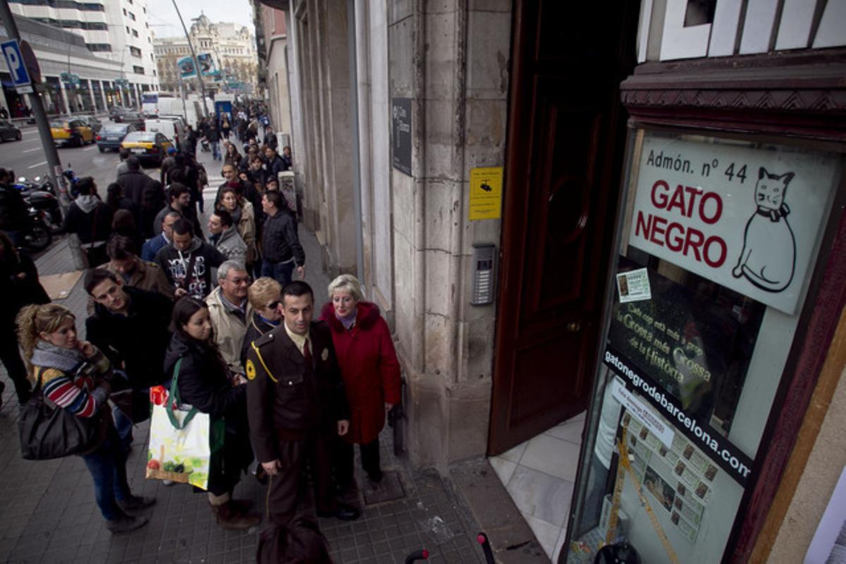 Cues per comprar números de loteria a l’Administració número 44 de Barcelona. Cues per comprar números de loteria a l’Administració número 44 de Barcelona.