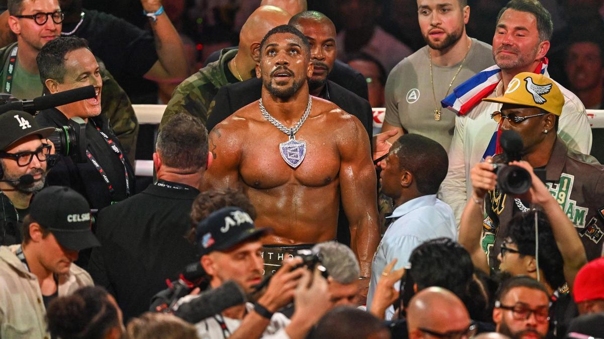 El boxeador británico Anthony Joshua celebra tras derrotar al boxeador e influencer estadounidense Jake Paul en una pelea de peso pesado sin título en el Kaseya Center en Miami, Florida, el 19 de diciembre de 2025