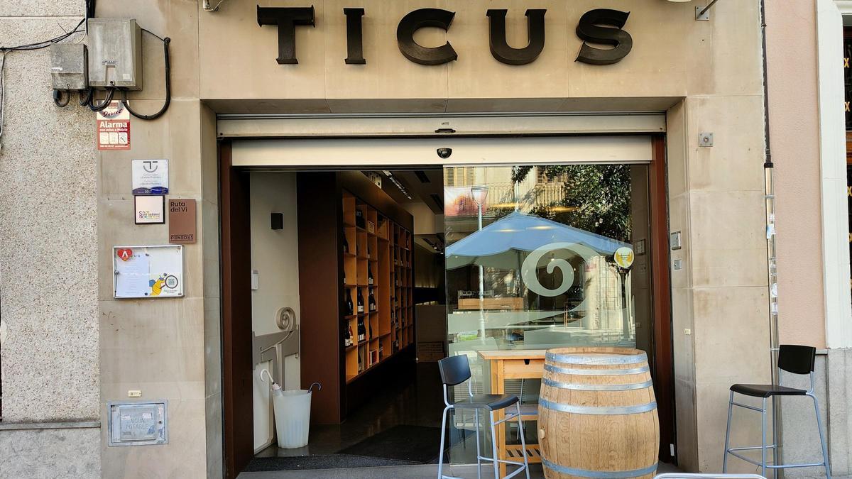 La entrada del restaurante Cal Ticus, en Sant Sadurní d'Anoia.