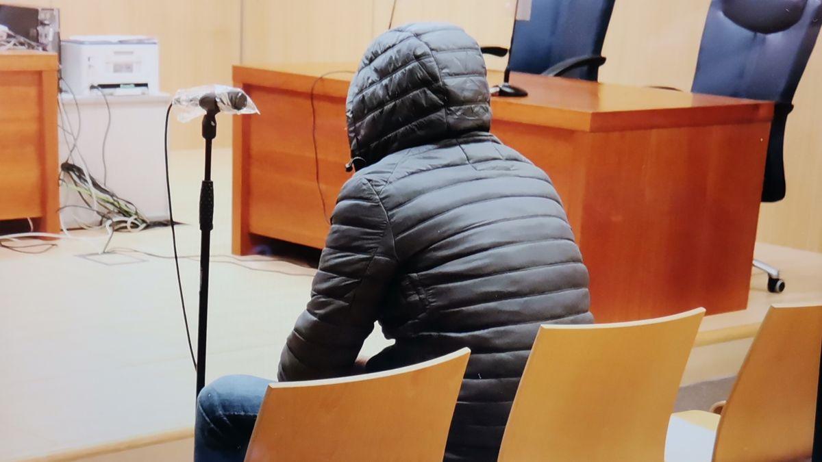 El acusado de abusar de varias alumnas en el juicio que ha sido aplazado.