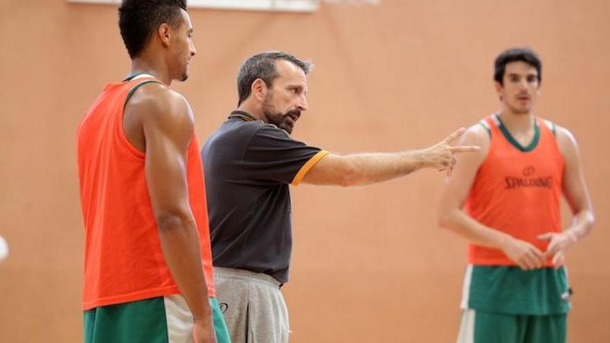 Plaza, en un entrenamiento, junto a Edwin Jackson, con Suárez al fondo.