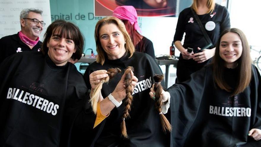 Más de 70 mujeres se cortan el pelo para donarlo a pacientes de cáncer