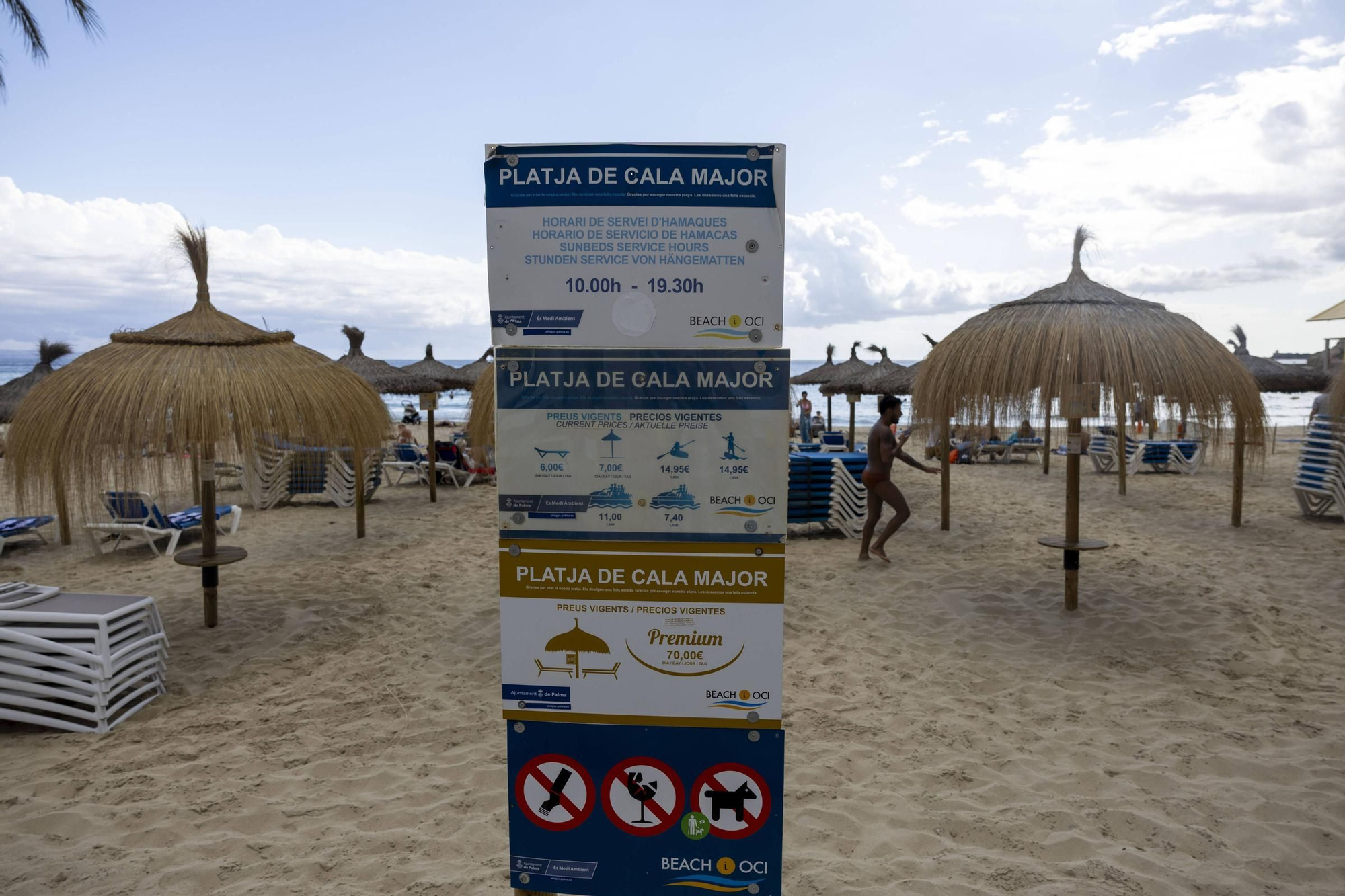 El GOB denuncia a Costas las hamacas ‘premium’ por 70 euros sin autorización de Cala Major