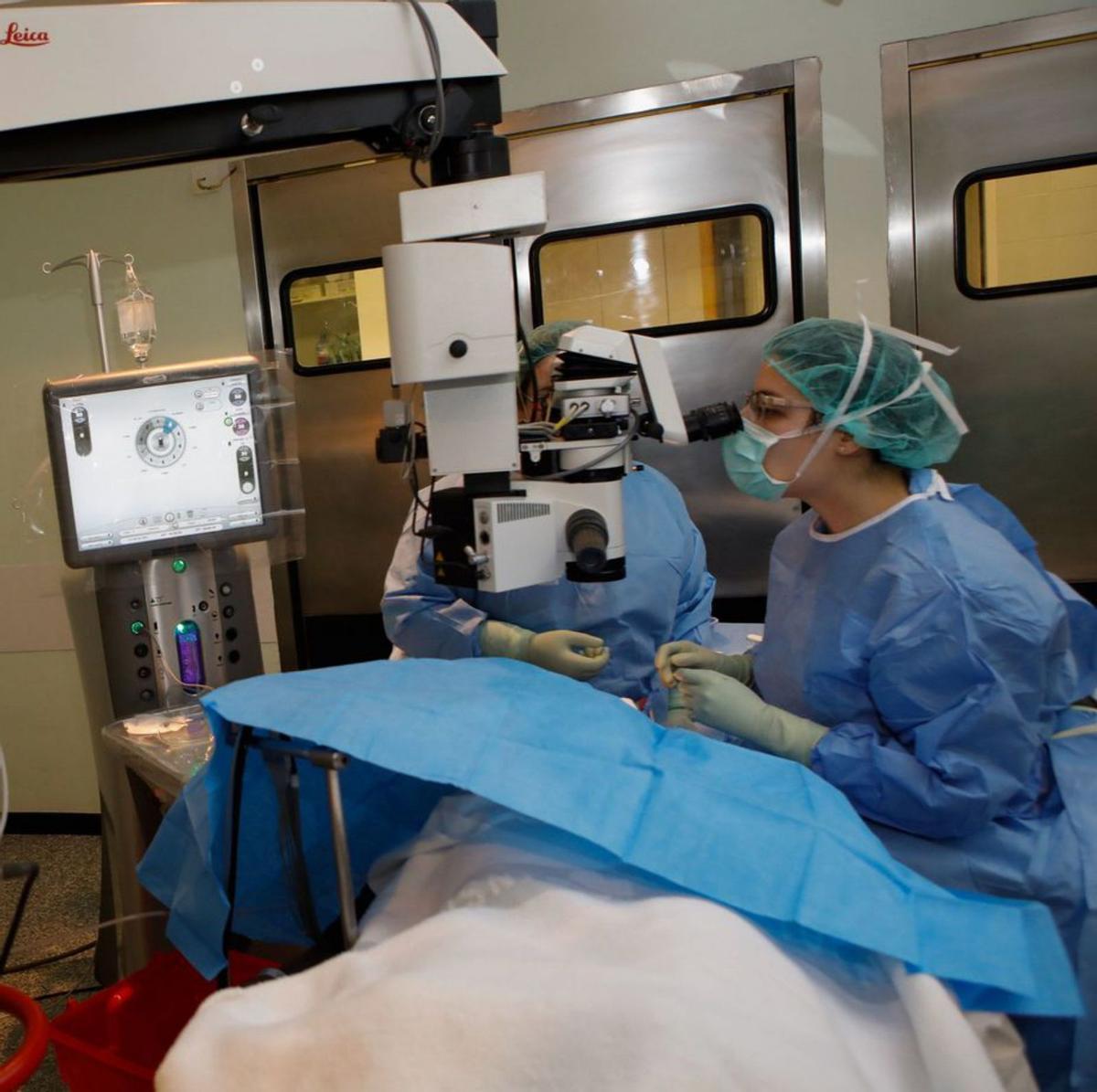 Una operación en un quirófano de Cabueñes. | Juan Plaza
