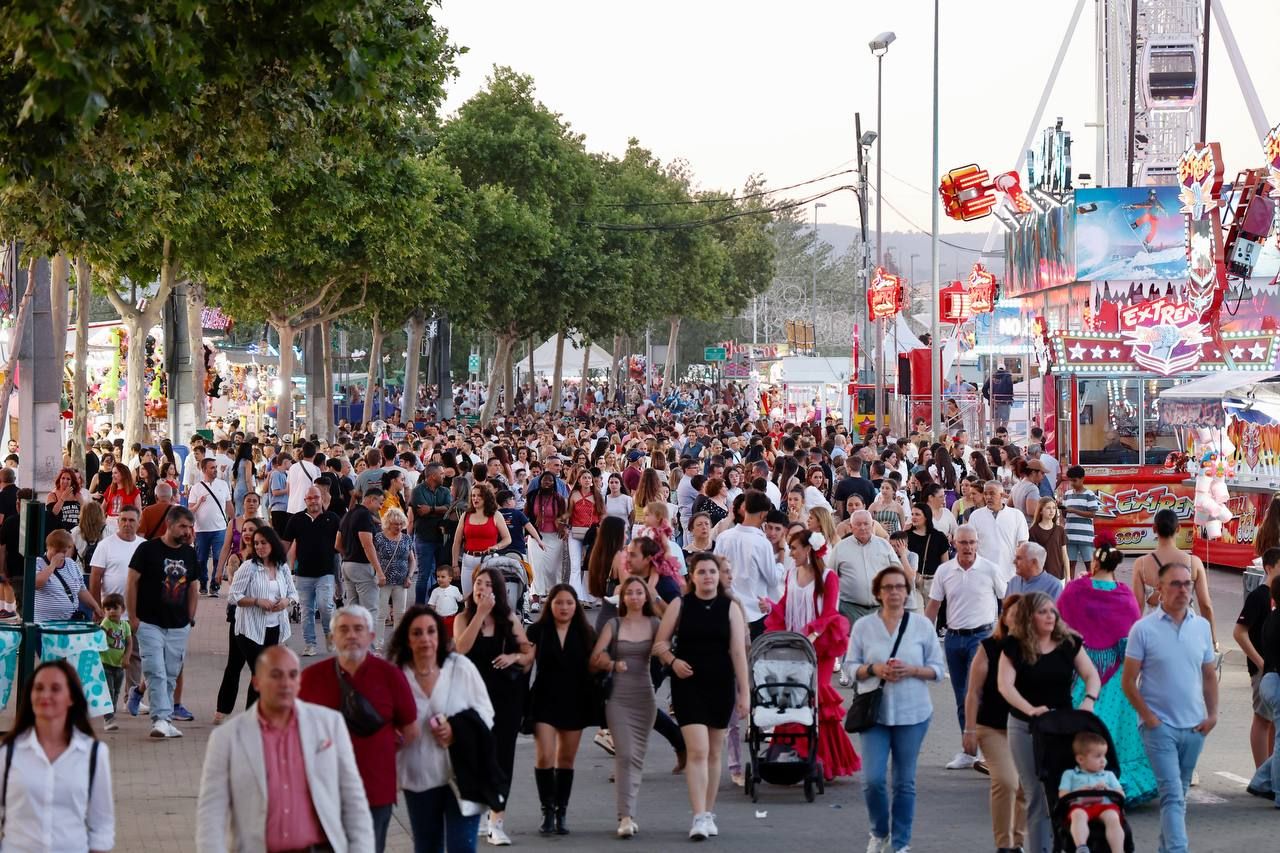 El Arenal se anima desde primera hora en el día del inicio de la Feria de Córdoba