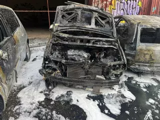 Cuatro vehículos calcinados en Pontevedra en un incendio en una parcela municipal