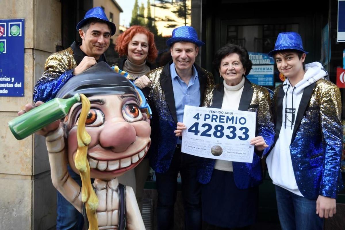 Unos agraciados del cuarto premio junto a la administración de Lotería.