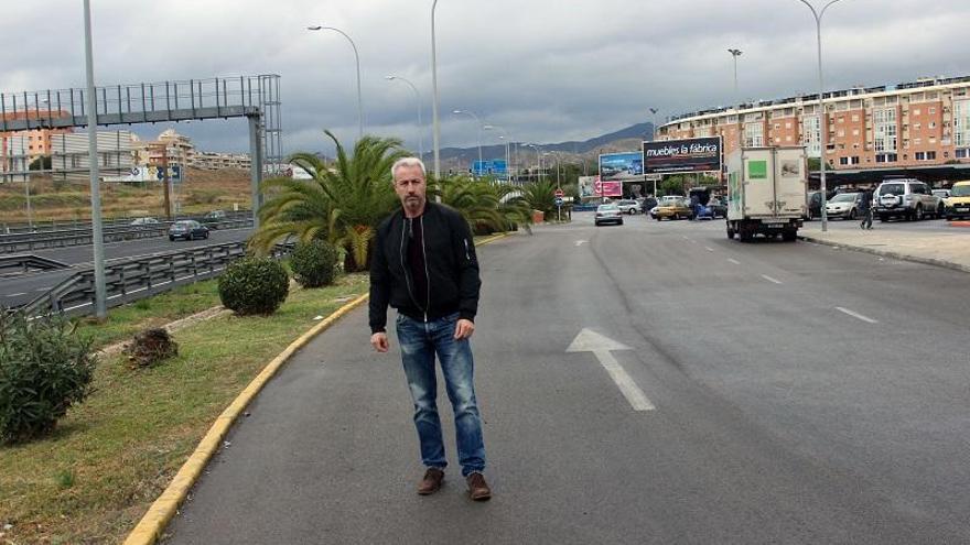 El presidente vecinal de Teatinos, Miguel Millán, en 2016, en el vial que se reformará.