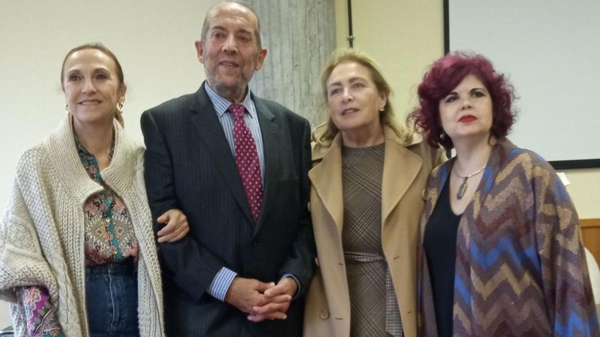 Ángel Medina, junto a otras compañeras de su departamento, ayer. | LNE