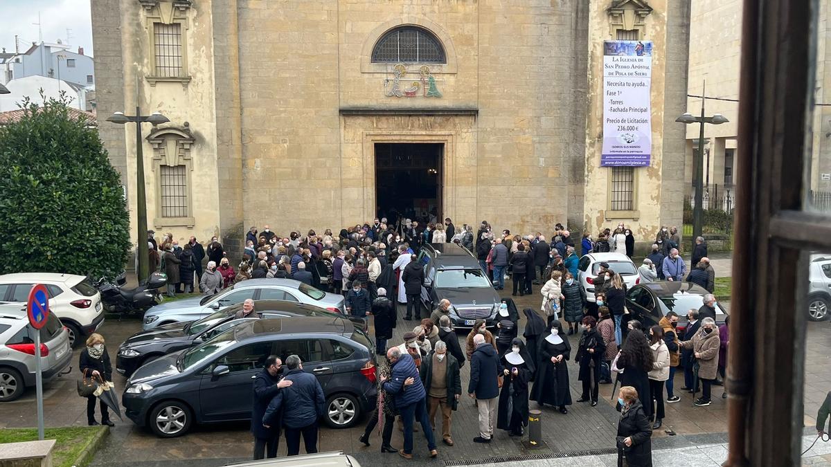 Emocionado funeral en Pola de Siero por el cura "Tito"