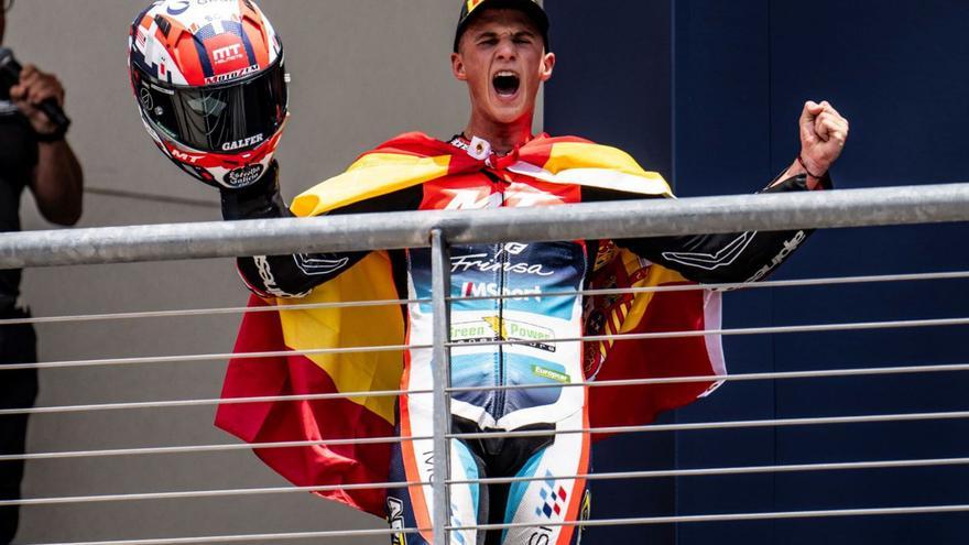 Sergio García Dols celebra su
victoria en el Gran Premio de
las Américas.  MTHELMETS-MSI