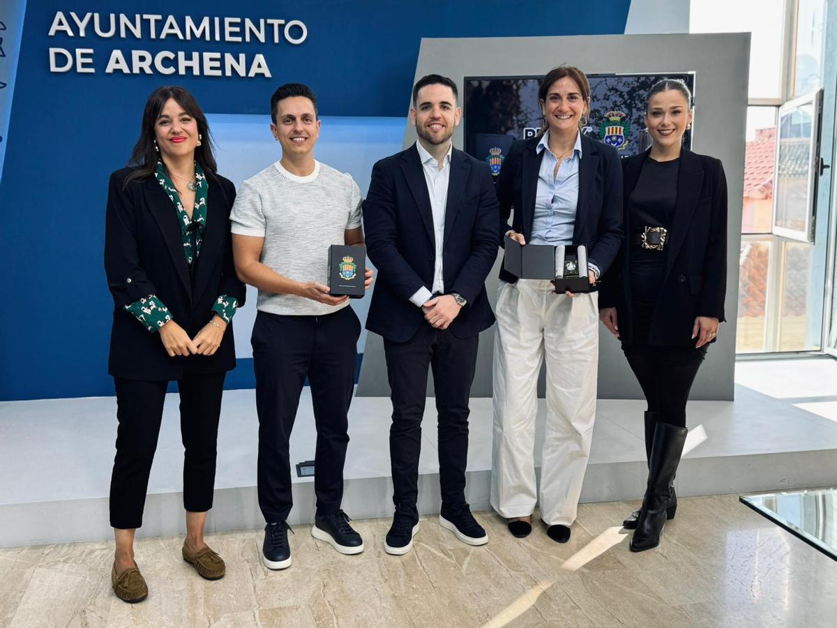 La alcaldesa de Archena, Patricia Fernández, ha recibido este miércoles a la perfumista y al CEO de Laboratorios Prady, empresa encargada de crear el perfume