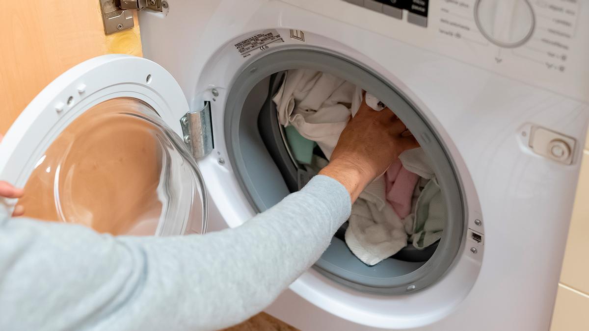 El rincón secreto de la lavadora que hace que tu ropa huela mal: así es como debes limpiarlo